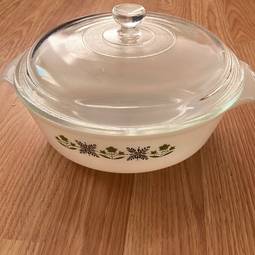 Vintage ANCHOR HOCKING Fire King 1 1/2 QT. Ovenware With Glass Lid